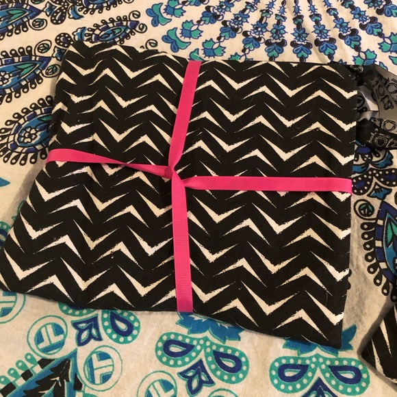 🌈 10 for $20! Black and white pouches. - Picture 5 of 5